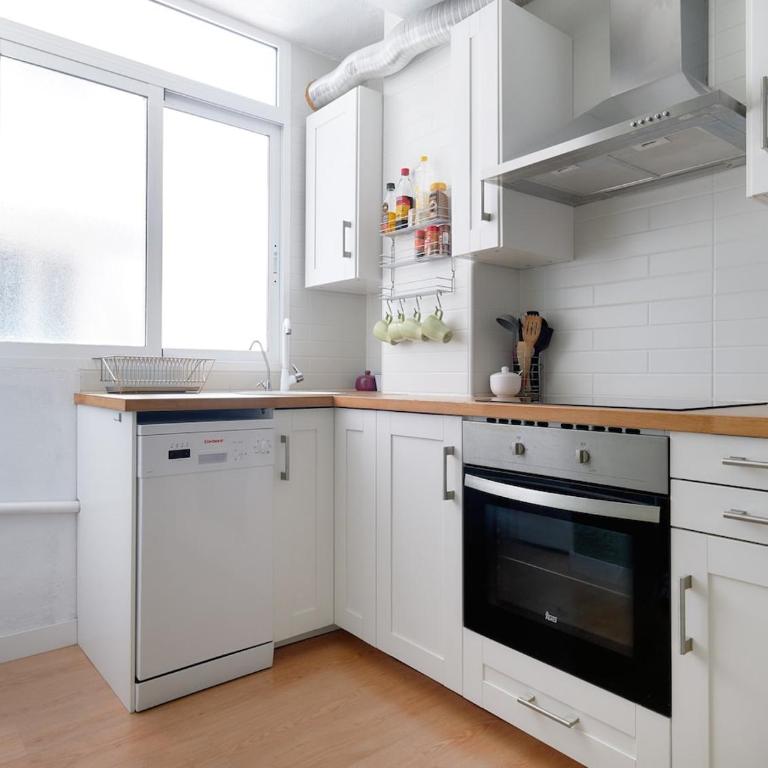 Beautiful apartment downtown Alicante near beach - Three-Bedroom Apartment - 14