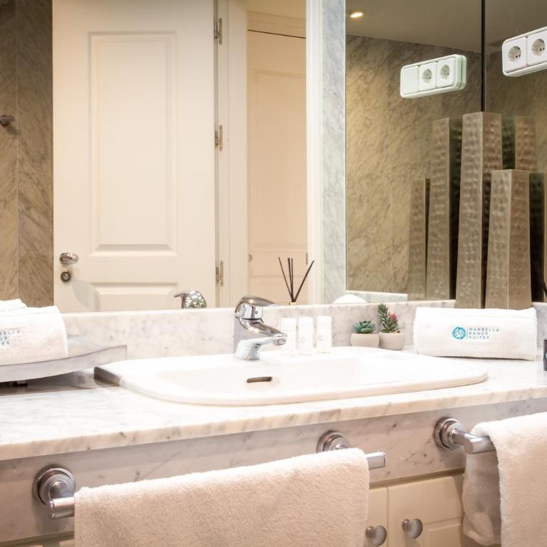 MARBELLA BANUS SUITES - Playas del Duque Luxury - Apartamento Premium de 3 dormitorios con balcón - 68