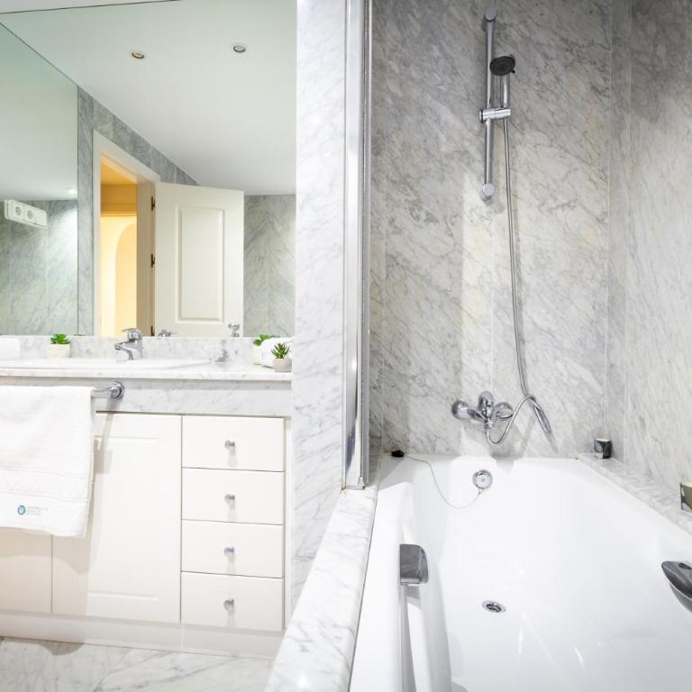 MARBELLA BANUS SUITES - Playas del Duque Luxury - Apartamento Premium de 3 dormitorios con balcón - 88