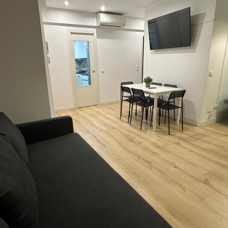 Homely Madrid River - Two-Bedroom Apartment - 10