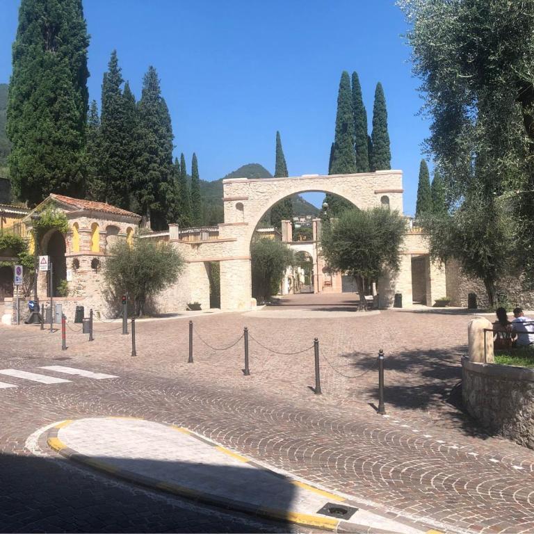 La Verbena a fianco del Vittoriale, vista piscina, 10 minuti a piedi dal lungo lago - Appartamento con 1 Camera da Letto - 25