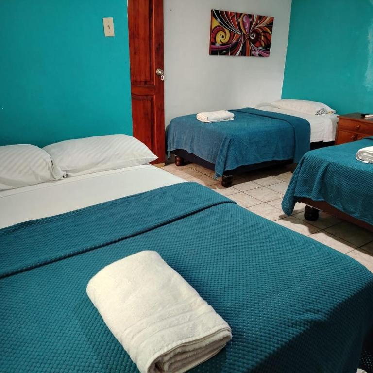 Hostal Puerto Ayora - Habitación Cuádruple Estándar - 1