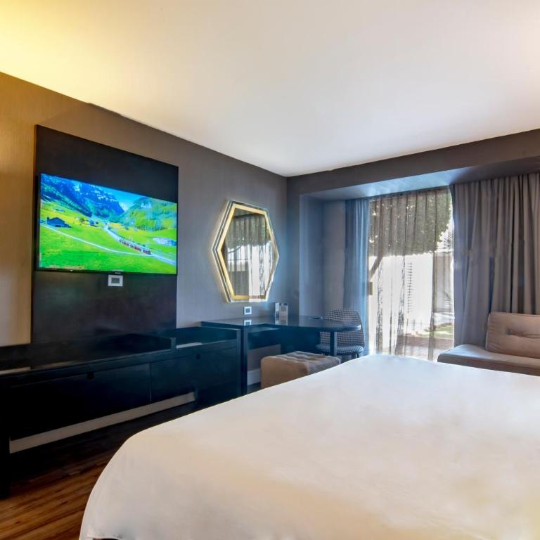 Hotel Lucerna Tijuana - Deluxe King Room - 5