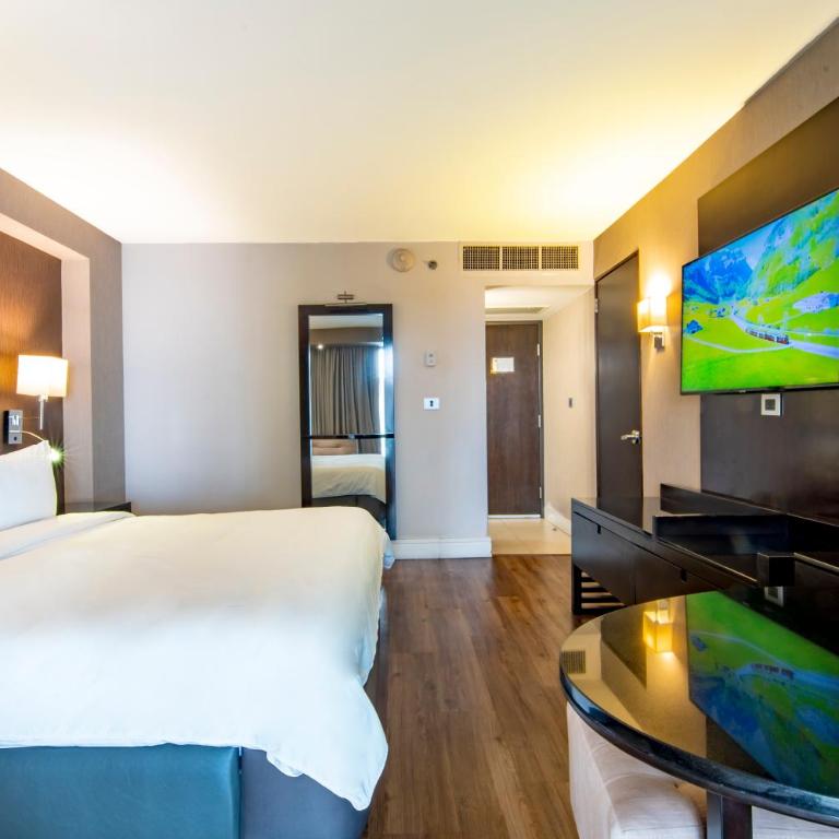 Hotel Lucerna Tijuana - Deluxe King Room - 8