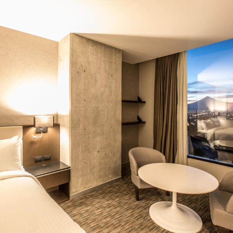 Four Points by Sheraton Puebla - Traditional Standard King Room - Accessible - 2