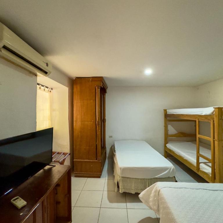 Plaza Valledupar - Habitación Familiar con baño privado - 2