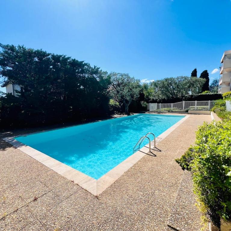 Grand T2 lumineux, avec vue et piscine - Two-Bedroom Apartment - 18