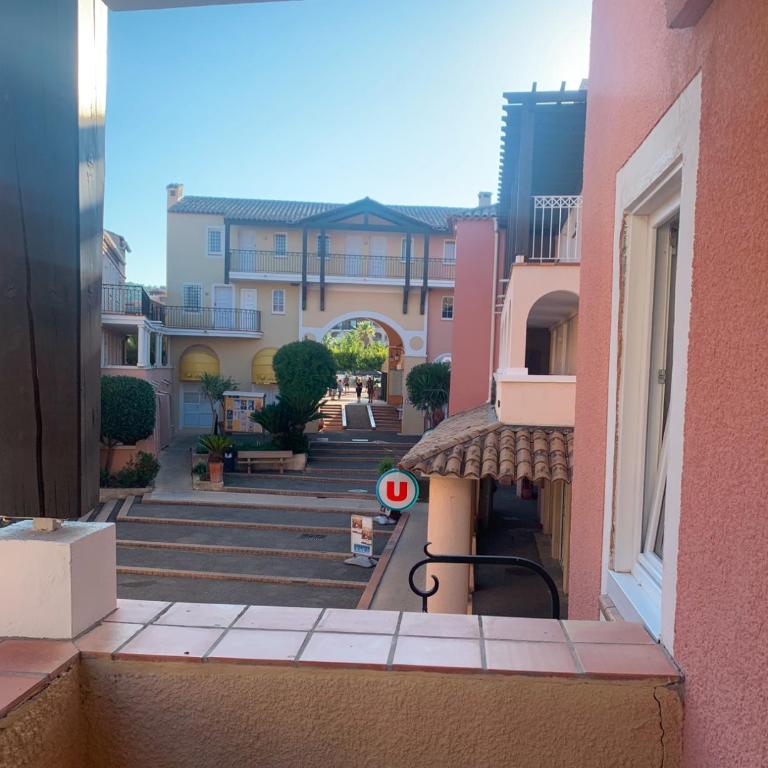 CAP ESTÉREL studio 4 pers équipé, belle vue Golf, centre village PIERRE & VACANCES , PARKING inclus et 5 PISCINES accès gratuit, CLIM, WIFI, TV, lave-vaisselle et lave-linge,four, plancha - Appartement 1 Chambre - 27