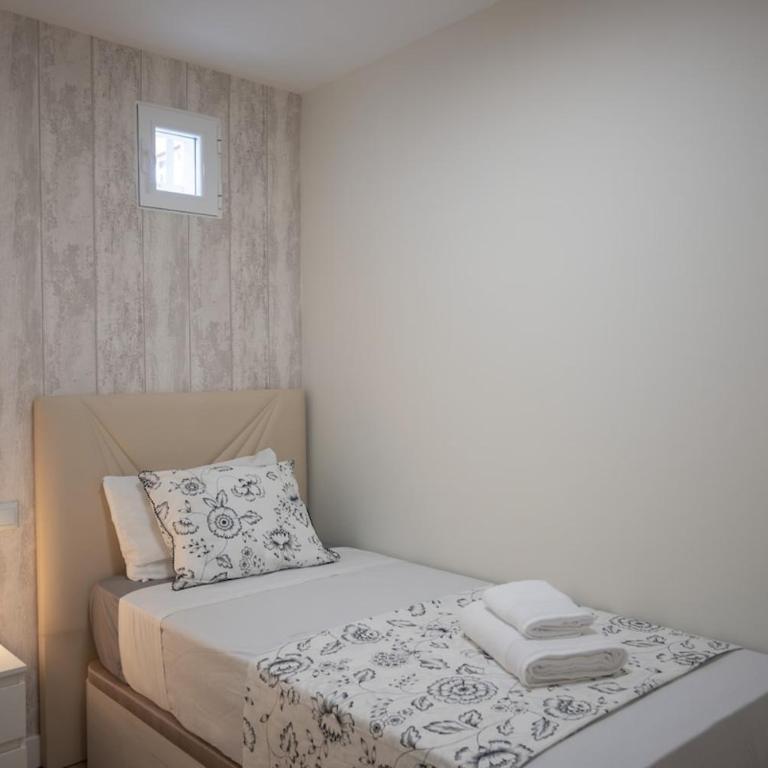 Luxurious apartment in Malasaña Centro madrid Temporal VAL212 - Two-Bedroom Apartment - 10
