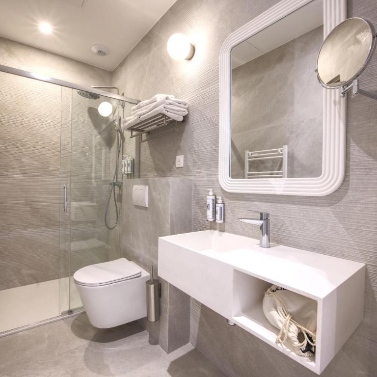 Villa Victor Hugo by Odomo - Two-Bedroom Apartment with Terrace - 8