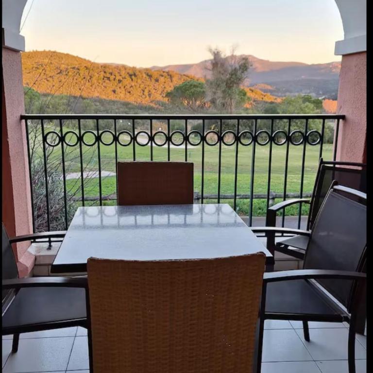 CAP ESTÉREL studio 4 pers équipé, belle vue Golf, centre village PIERRE & VACANCES , PARKING inclus et 5 PISCINES accès gratuit, CLIM, WIFI, TV, lave-vaisselle et lave-linge,four, plancha - Appartement 1 Chambre - 59
