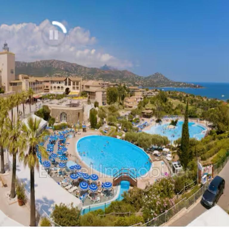 CAP ESTÉREL studio 4 pers équipé, belle vue Golf, centre village PIERRE & VACANCES , PARKING inclus et 5 PISCINES accès gratuit, CLIM, WIFI, TV, lave-vaisselle et lave-linge,four, plancha - Appartement 1 Chambre - 3