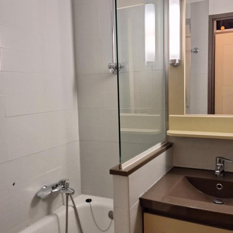 CAP ESTÉREL studio 4 pers équipé, belle vue Golf, centre village PIERRE & VACANCES , PARKING inclus et 5 PISCINES accès gratuit, CLIM, WIFI, TV, lave-vaisselle et lave-linge,four, plancha - Appartement 1 Chambre - 7