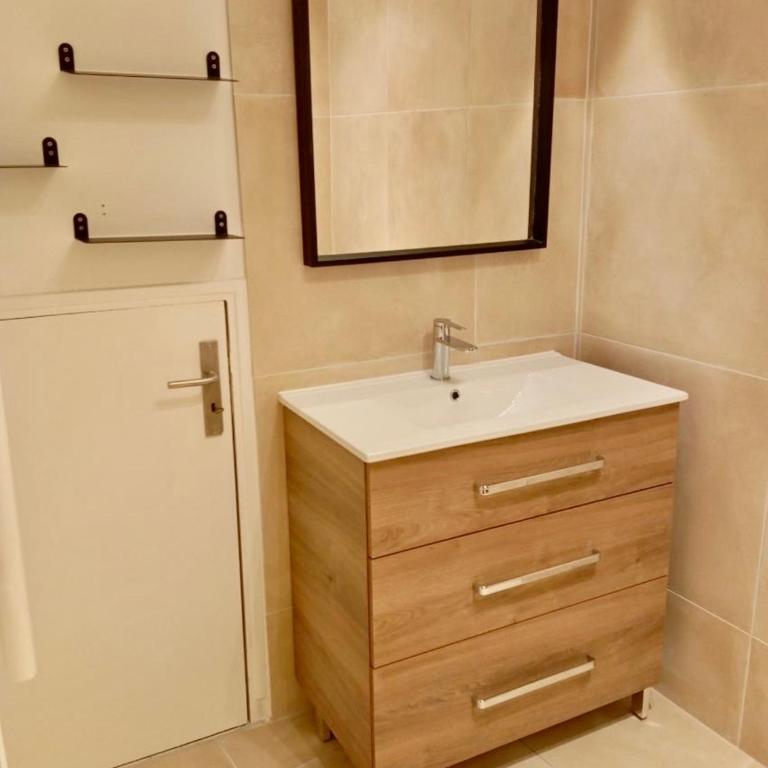 Appartement calme, à 2 pas du Palais des Papes, au 3eme étage - Appartement 1 Chambre - 3