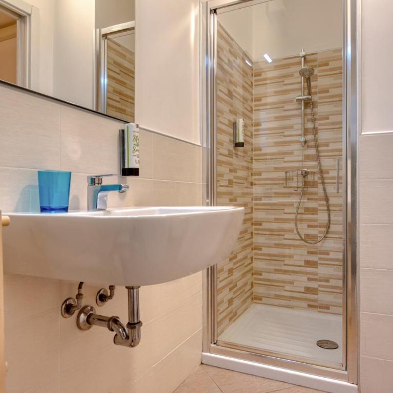 Maison Castelli - Camera Doppia con Letti Singoli con Bagno Privato - 3