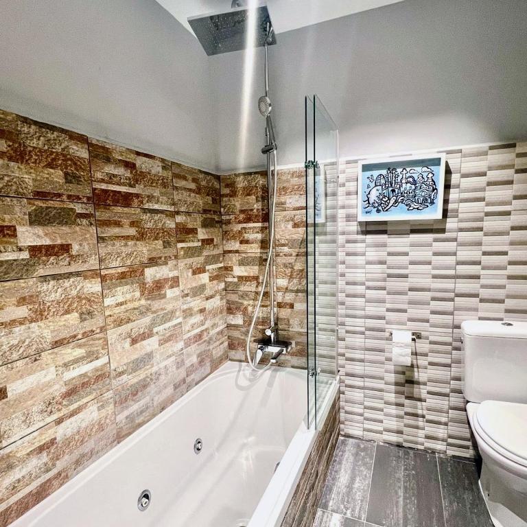 Luxury Central Apartment - Three-Bedroom Apartment - 29
