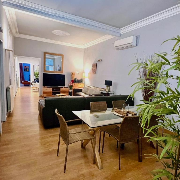 Luxury Central Apartment - Three-Bedroom Apartment - 25