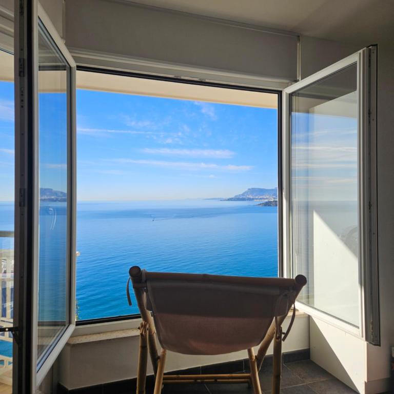 Beachfront Paradise - Panoramic Terrace, Monaco view & Private Access to Calandre Beach - French Riviera Liguria - Appartamento con 2 Camere da Letto - 2