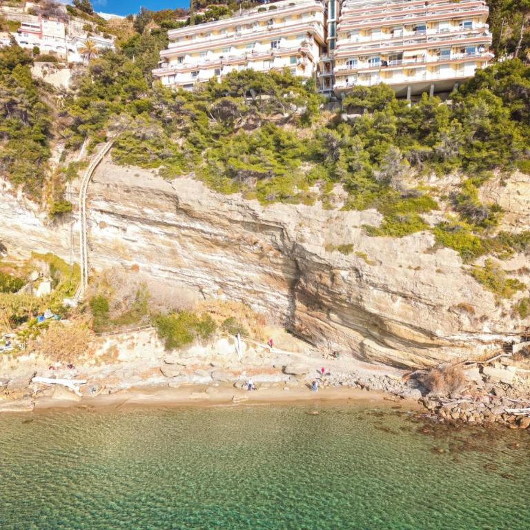 Beachfront Paradise - Panoramic Terrace, Monaco view & Private Access to Calandre Beach - French Riviera Liguria - Appartamento con 2 Camere da Letto - 15