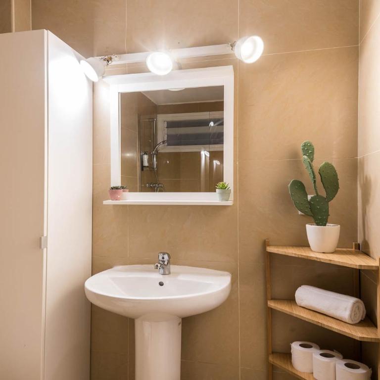 Comfortable Apartment for Groups next to Sagrada Familia, Barcelona - Three-Bedroom Apartment - 12
