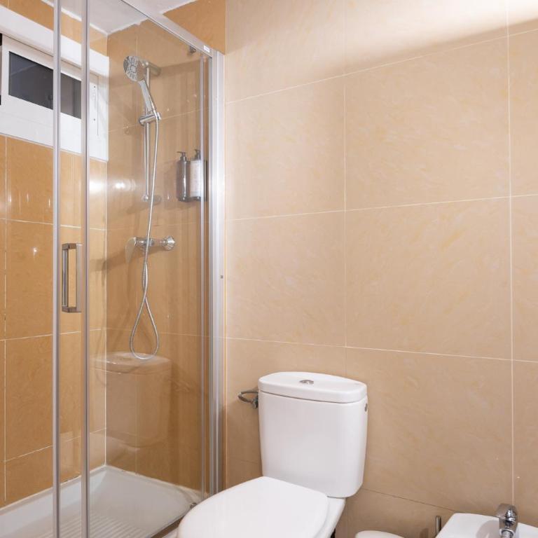 Comfortable Apartment for Groups next to Sagrada Familia, Barcelona - Three-Bedroom Apartment - 13
