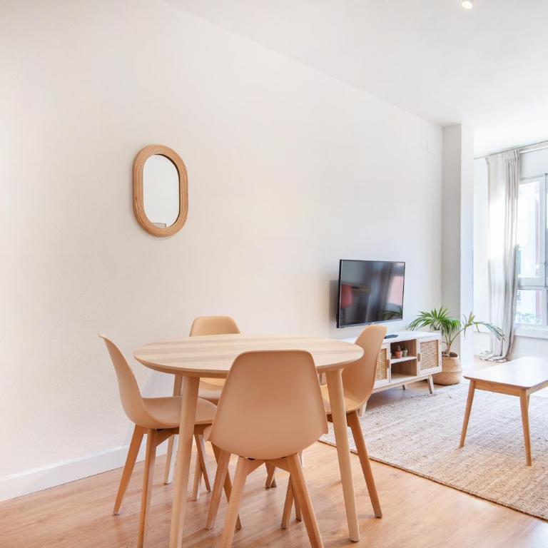 Comfortable Apartment for Groups next to Sagrada Familia, Barcelona - Three-Bedroom Apartment - 3