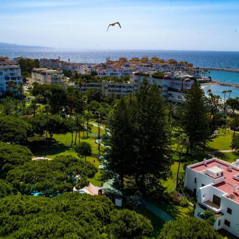 MARBELLA BANUS SUITES - Playas del Duque Luxury - Apartamento Premium de 3 dormitorios con balcón - 95