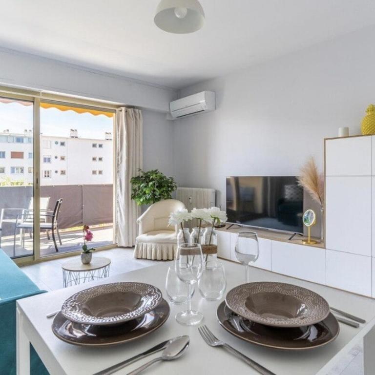 Grand studio vue mer à Antibes - Studio Apartment with Sea View - 7