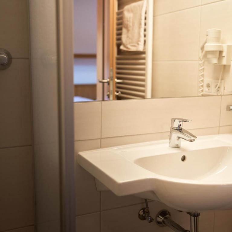 Pension Vier Jahreszeiten - Einzelzimmer mit Balkon - 4