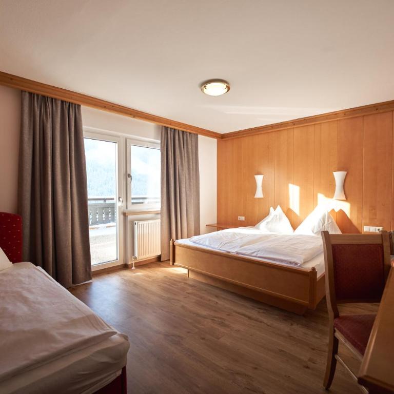 Pension Vier Jahreszeiten - Doppelzimmer mit Zustellbett und Balkon - 4