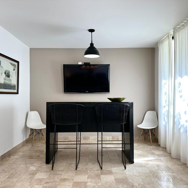 3Bedrooms-5 min Downtown-Wifi-Pool-Jacuzzi-Parking - Three-Bedroom House - 35