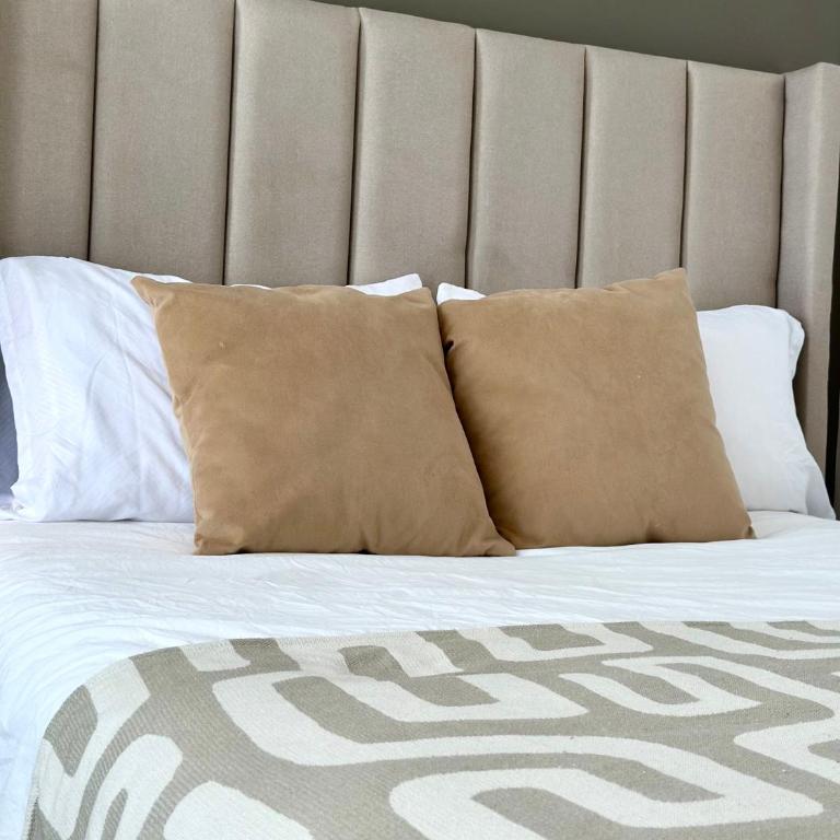 3Bedrooms-5 min Downtown-Wifi-Pool-Jacuzzi-Parking - Three-Bedroom House - 25