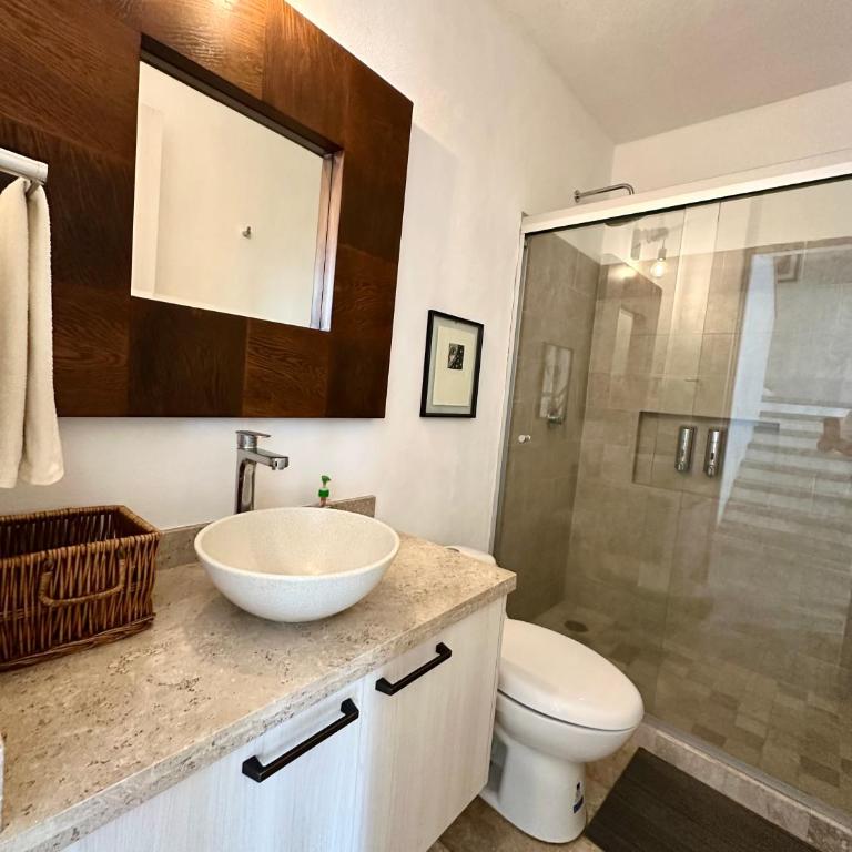 3Bedrooms-5 min Downtown-Wifi-Pool-Jacuzzi-Parking - Three-Bedroom House - 36
