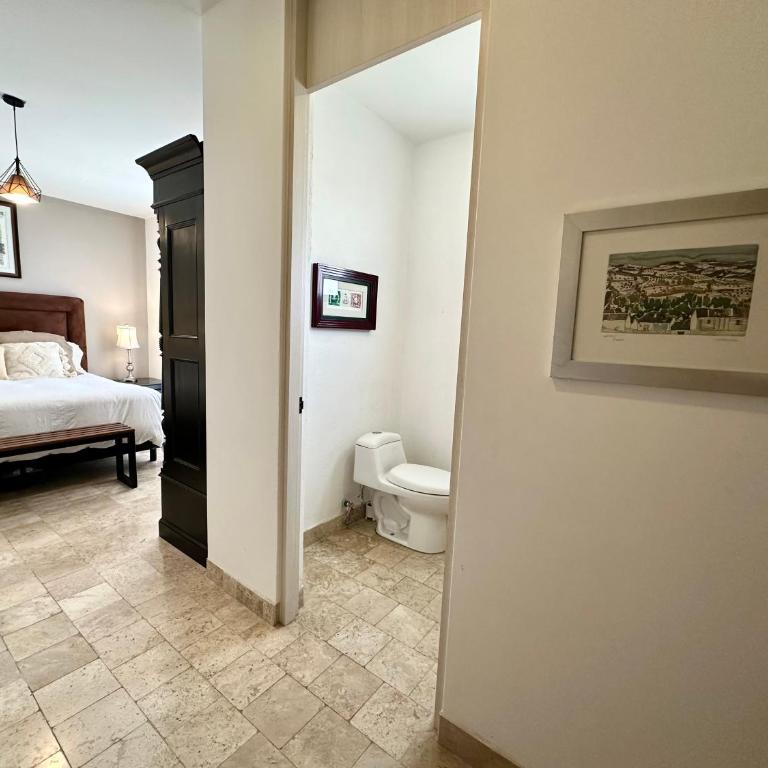 3Bedrooms-5 min Downtown-Wifi-Pool-Jacuzzi-Parking - Three-Bedroom House - 23