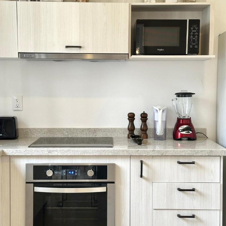 3Bedrooms-5 min Downtown-Wifi-Pool-Jacuzzi-Parking - Three-Bedroom House - 9