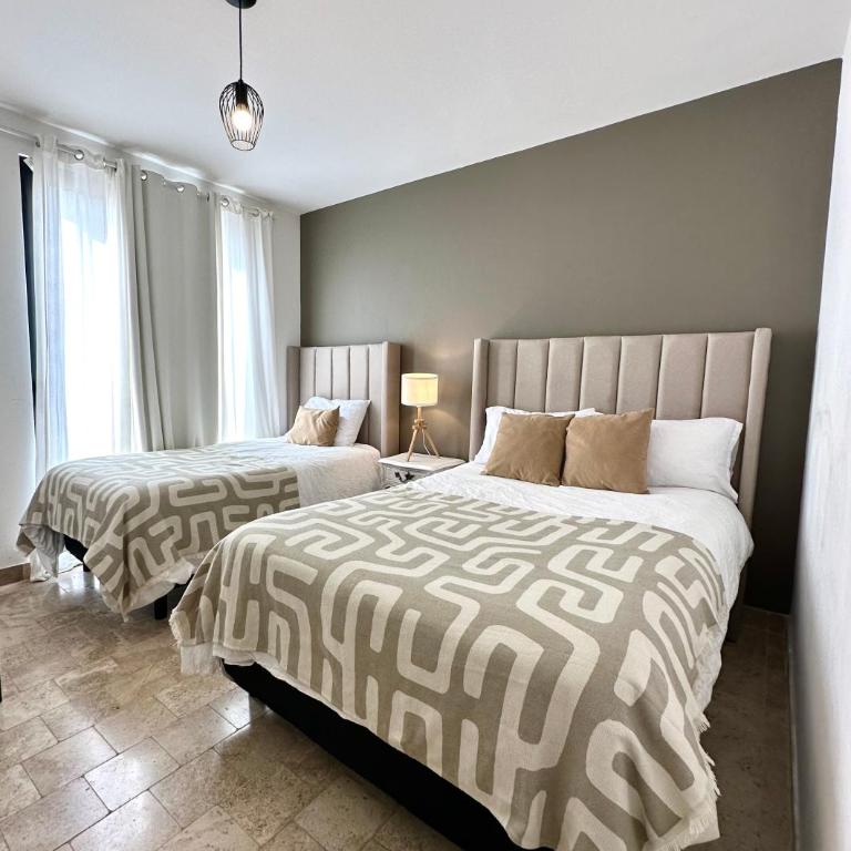 3Bedrooms-5 min Downtown-Wifi-Pool-Jacuzzi-Parking - Three-Bedroom House - 24