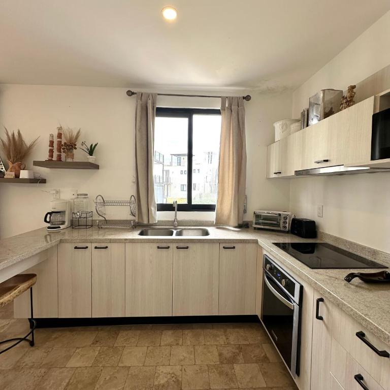 3Bedrooms-5 min Downtown-Wifi-Pool-Jacuzzi-Parking - Three-Bedroom House - 7