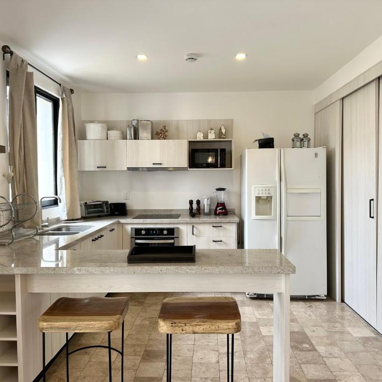 3Bedrooms-5 min Downtown-Wifi-Pool-Jacuzzi-Parking - Three-Bedroom House - 6