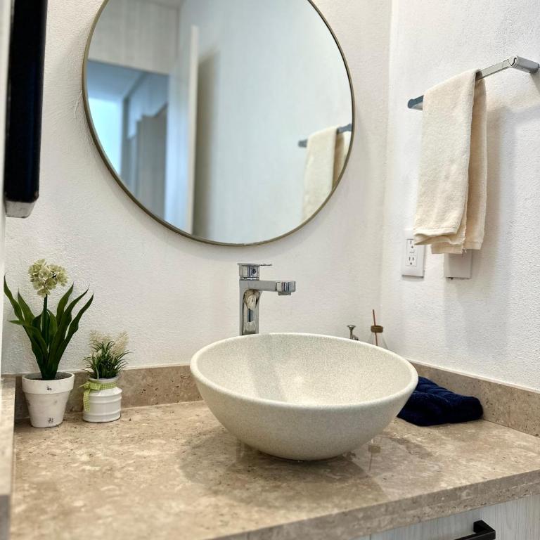 3Bedrooms-5 min Downtown-Wifi-Pool-Jacuzzi-Parking - Three-Bedroom House - 27