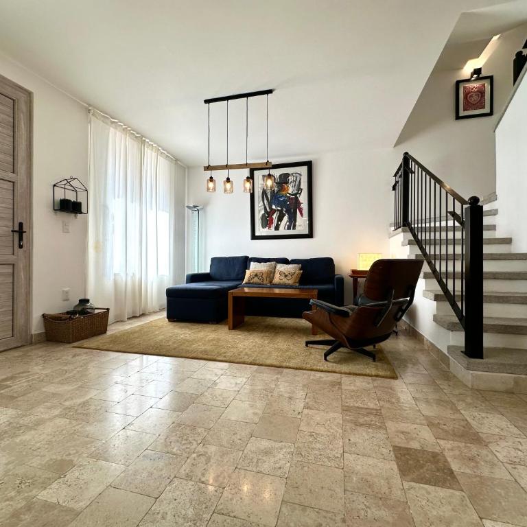 3Bedrooms-5 min Downtown-Wifi-Pool-Jacuzzi-Parking - Three-Bedroom House - 32
