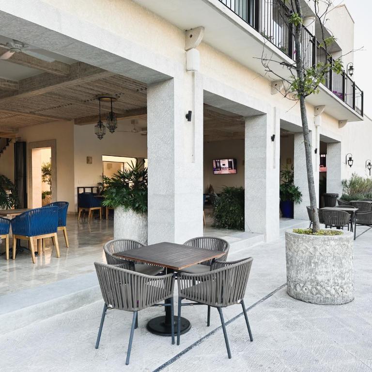 3Bedrooms-5 min Downtown-Wifi-Pool-Jacuzzi-Parking - Three-Bedroom House - 49