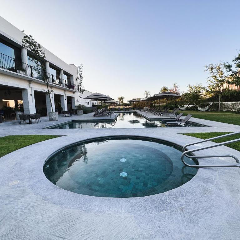 3Bedrooms-5 min Downtown-Wifi-Pool-Jacuzzi-Parking - Three-Bedroom House - 42