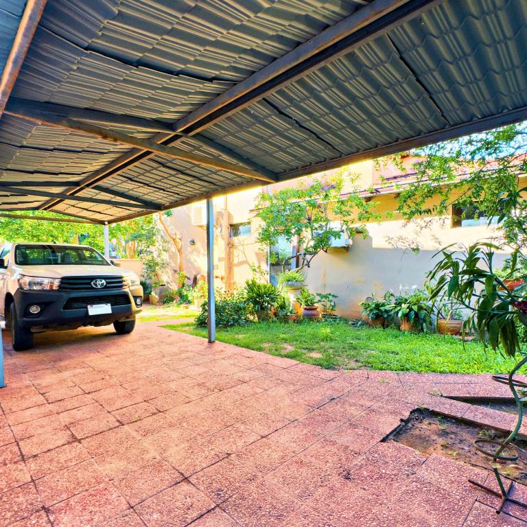 Casa estilo americano cerca del Shopping Mariscal con 2 garajes y WiFi - Two-Bedroom Townhouse - 36