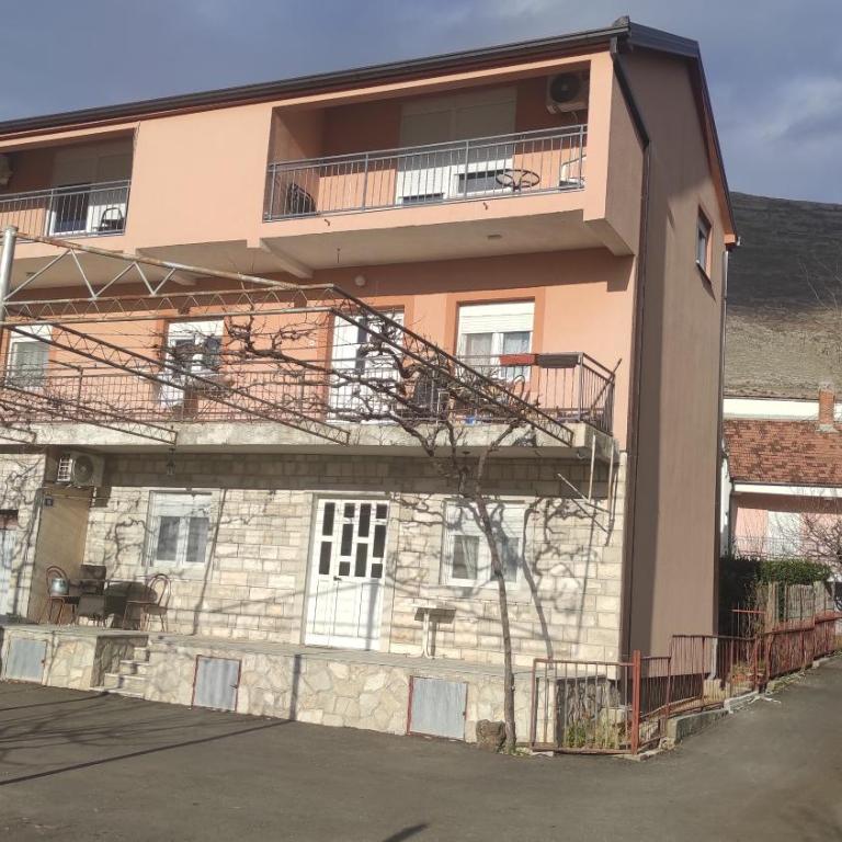 Apartmani Leonida 1 Trebinje - Dvokrevetna Soba sa Bračnim Krevetom i Balkonom (3 Odrasle Osobe) - 26