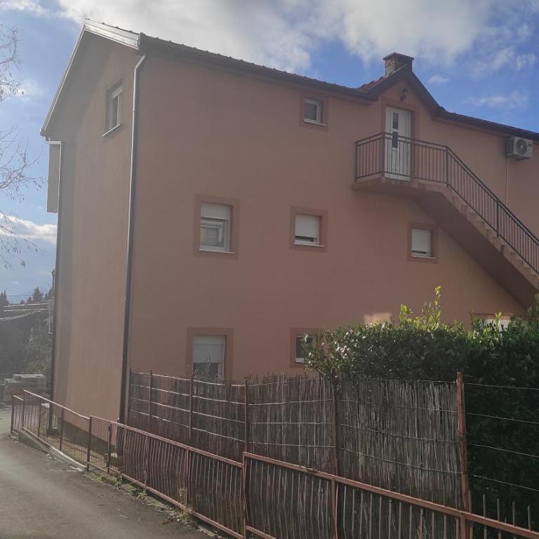 Apartmani Leonida 1 Trebinje - Dvokrevetna Soba sa Bračnim Krevetom i Balkonom (3 Odrasle Osobe) - 27
