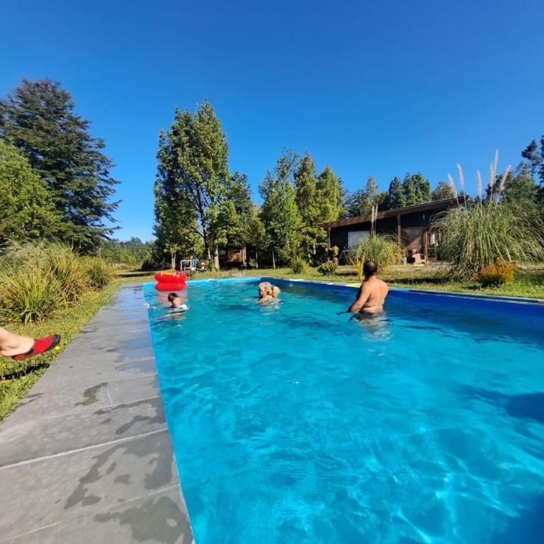 Casa con Piscina y Cama elástica - Three-Bedroom House - 1