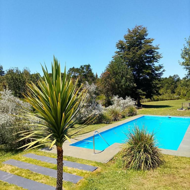 Casa con Piscina y Cama elástica - Three-Bedroom House - 39