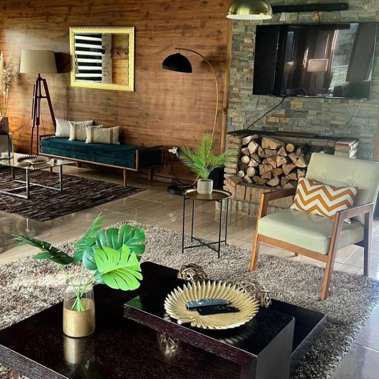 Casa con Piscina y Cama elástica - Three-Bedroom House - 75