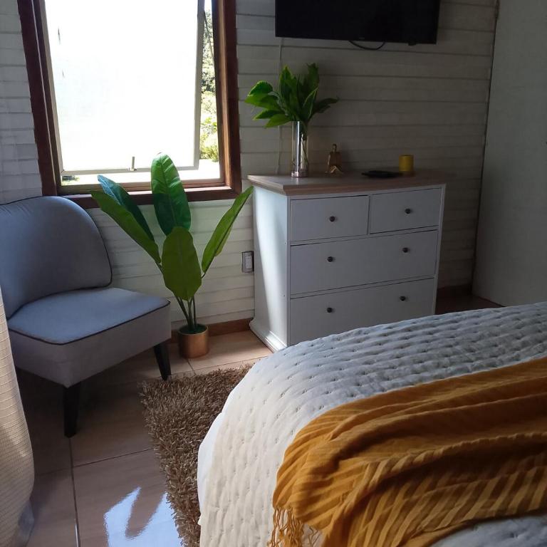 Casa con Piscina y Cama elástica - Three-Bedroom House - 80