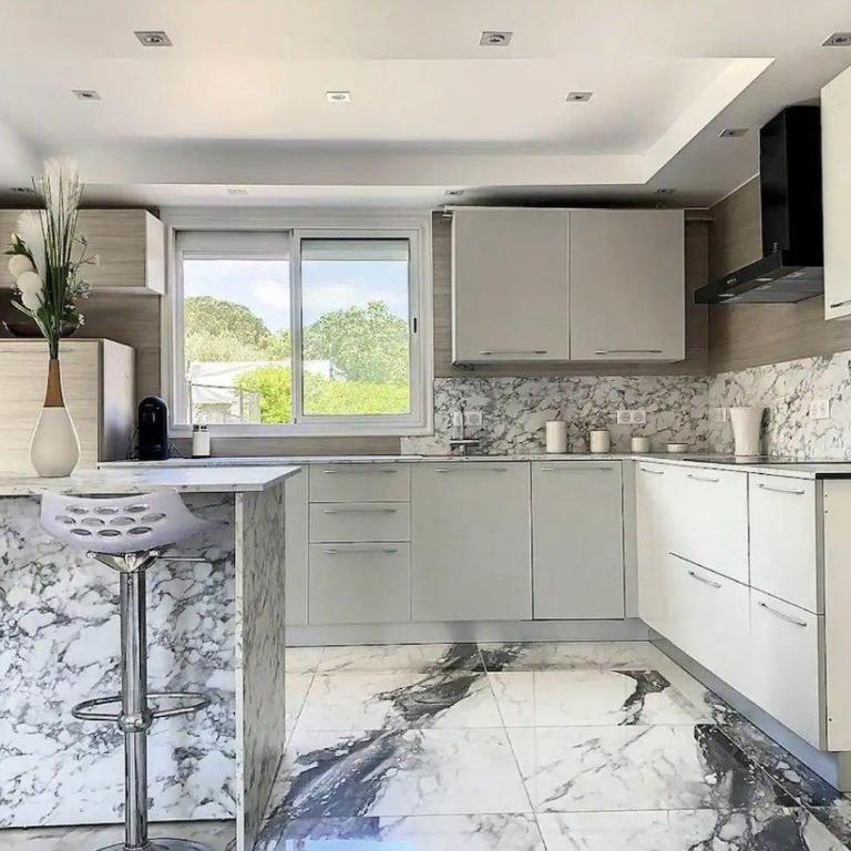 Bas de villa composée d'un 3 pièces et d'un studio avec piscine privée - Maison 3 Chambres - 2
